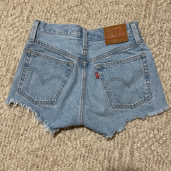 Levi’s 501 Shorts - Picture 2 of 4